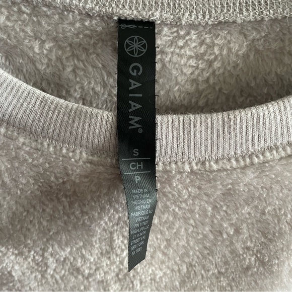 Gaiam Lux Faux Fur Fuzzy Sweatshirt in Dusty Purple Size Small - Picture 3 of 6